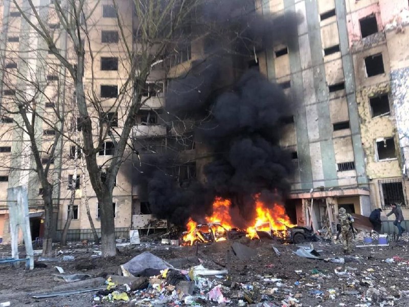 В Киеве в результате попадания обломков снаряда возник пожар в жилом доме в Святошинском районе