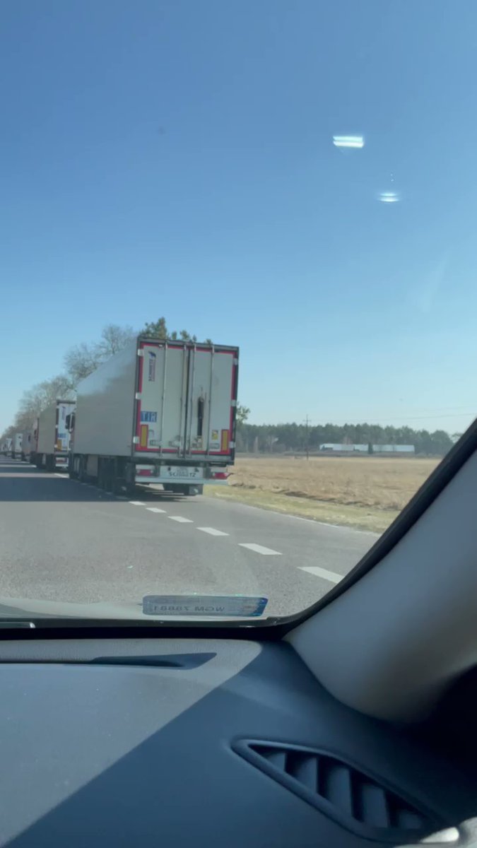 Po tym, jak Ukraińcy i Polacy zaczęli protestować na przejściu granicznym, utworzyła się kolejka około 40 kilometrów białoruskich i rosyjskich ciężarówek. „Nie handluj z zabójcami, mówią