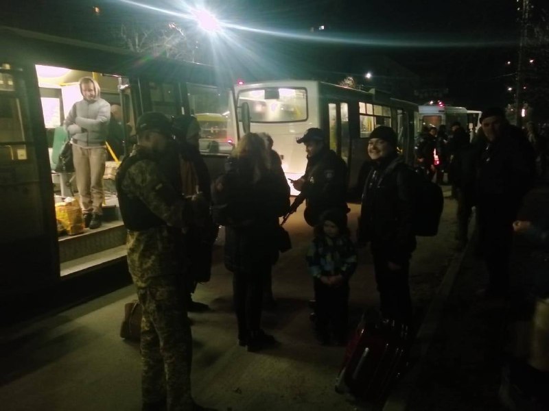 Евакуаційна колона з 17 автобусів та близько 300 автомобілів прибула до Броварів з Тарасівки
