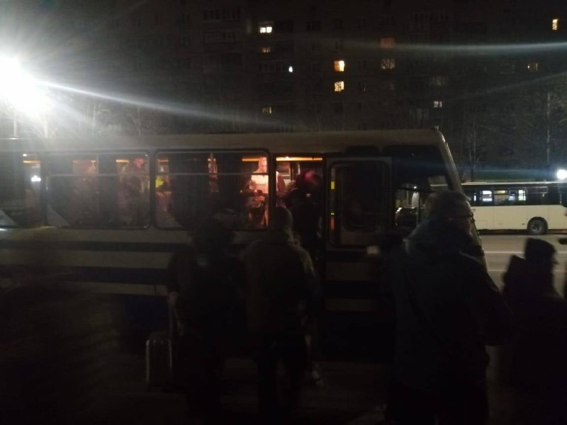 Konwój ewakuacyjny 17 autobusów i około 300 samochodów przybył do Browarów z Tarasówki
