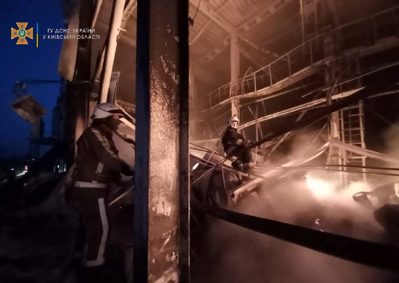 Пожарные ликвидировали пожар на предприятии в Васильковском районе Киевской области после обстрела в два ночи