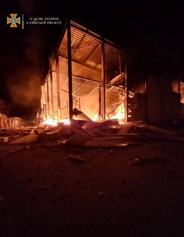 Пожарные ликвидировали пожар на предприятии в Васильковском районе Киевской области после обстрела в два ночи