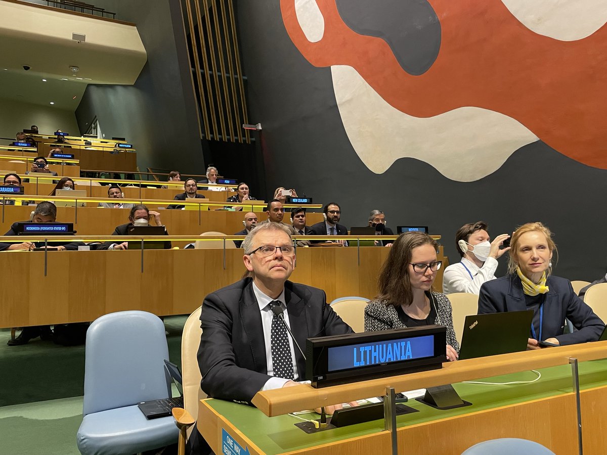 Miesiąc po rozpoczęciu przez Rosję wyniszczającej wojny Zgromadzenie Ogólne ONZ (pełną większością 140 głosów) przyjęło właśnie rezolucję w sprawie humanitarnych konsekwencji agresji na Ukrainę, domagając się zakończenia wojny.