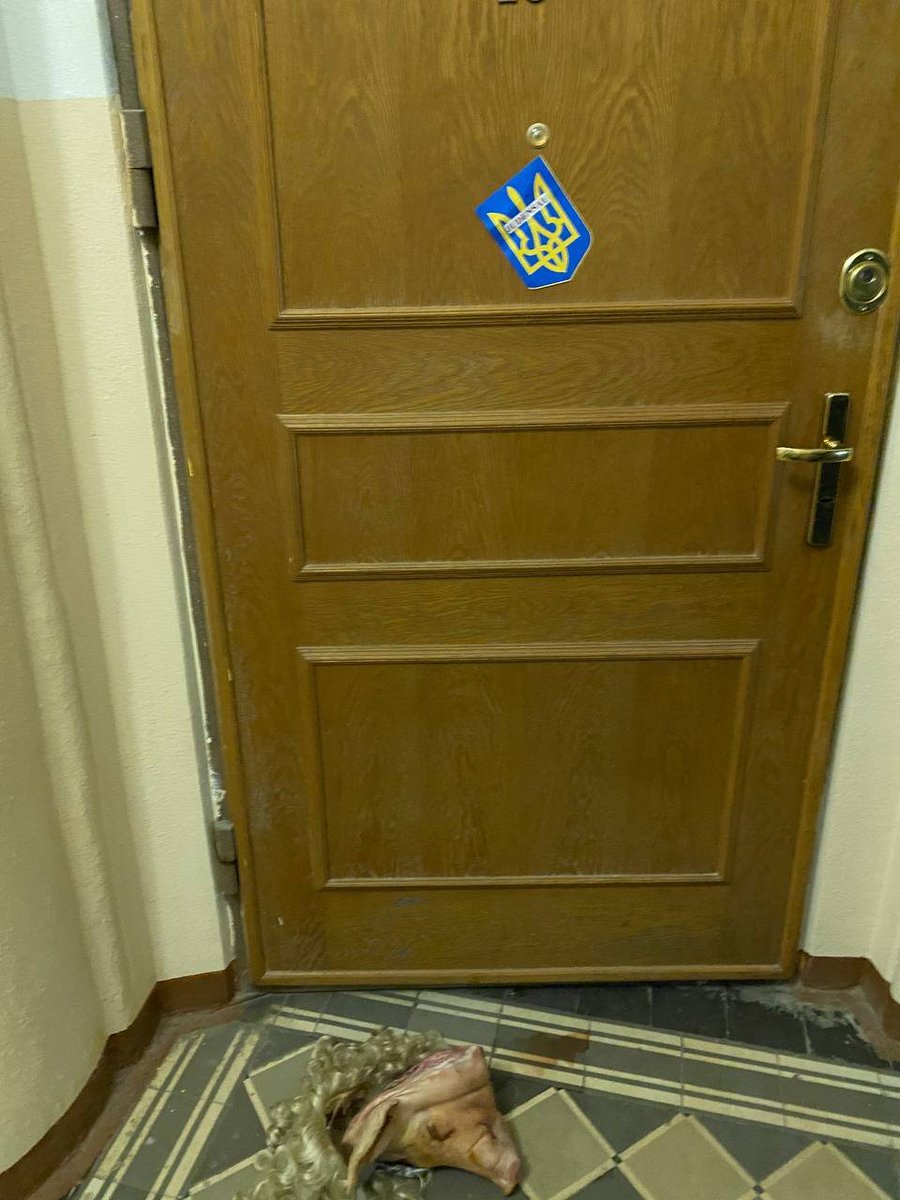 Неизвестные оставили возле квартиры редактора Эхо Москвы Алексея Венедиктова голову свиньи и приклеили на дверь украинский герб с надписью Юденсау – еврейская свинья.