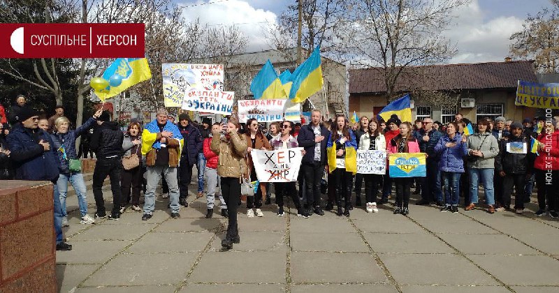 Wiec przeciwko rosyjskiej okupacji w Nowotroicku w obwodzie chersońskim