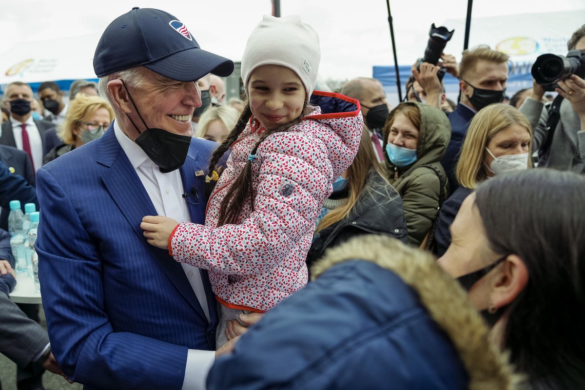 Президент Байден: Сьогодні вдень я відвідав українських біженців, які втекли до Польщі. Вам не потрібно говорити однією мовою, щоб відчути гірку емоцій в їхніх очах. Я хочу подякувати своєму другові шеф-кухарю Хосе Андресу, його команді та жителям Варшави за те, що вони відкрили ваші серця, щоб допомогти