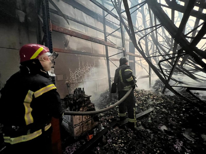 В Броварском районе в результате российских обстрелов загорелся склад