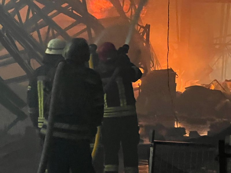 В Броварском районе в результате российских обстрелов загорелся склад
