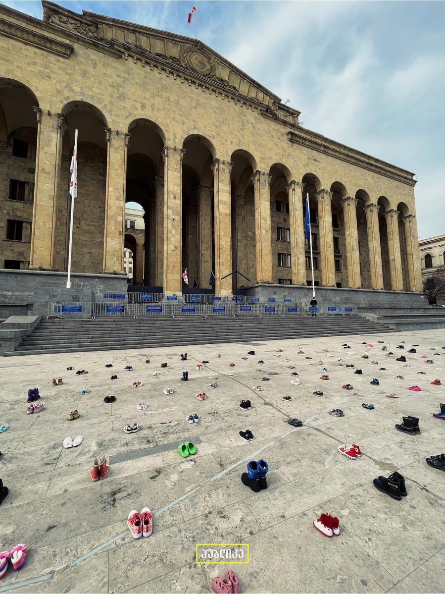 Під парламентом Грузії проходить мітинг в пам'ять про загиблих від російської армії українських дітей
