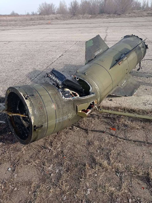 В Луганске в результате падения ракеты Точка на бензовоз погиб 1 российский боевик