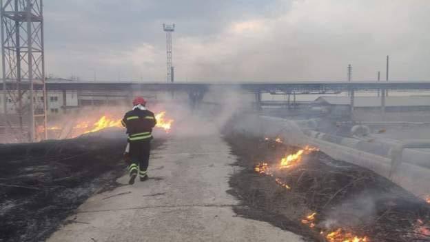 Ogień w składzie ropy w Łysychańsku po wczorajszym uderzeniu rakietowym przez Rosję