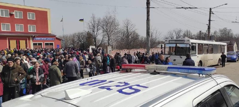 Российские войска обстреляли эвакуационный автобус близ Лисичанска. Жертв нет. Из Лисичанска сегодня эвакуируют около 1300 мирных жителей