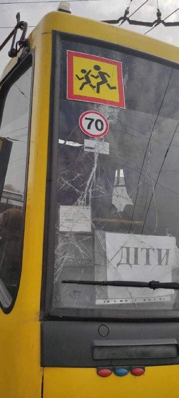 Российские войска обстреляли эвакуационный автобус близ Лисичанска. Жертв нет. Из Лисичанска сегодня эвакуируют около 1300 мирных жителей