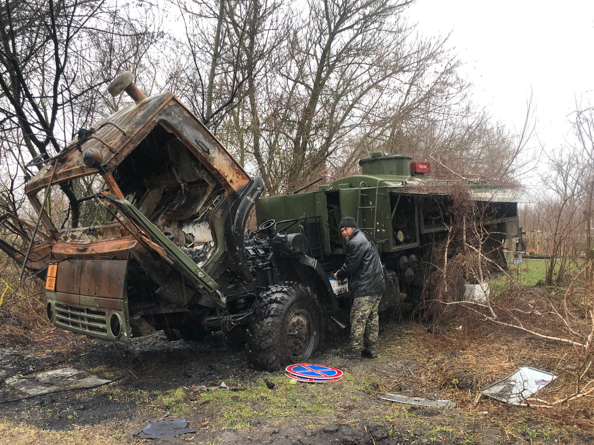 Последующие потери россиян в Новом Быкове Черниговской области; Еще 5 грузовиков с снабжением и топливом. Они были уничтожены украинскими огнем на прошлой неделе, но были захвачены совсем недавно