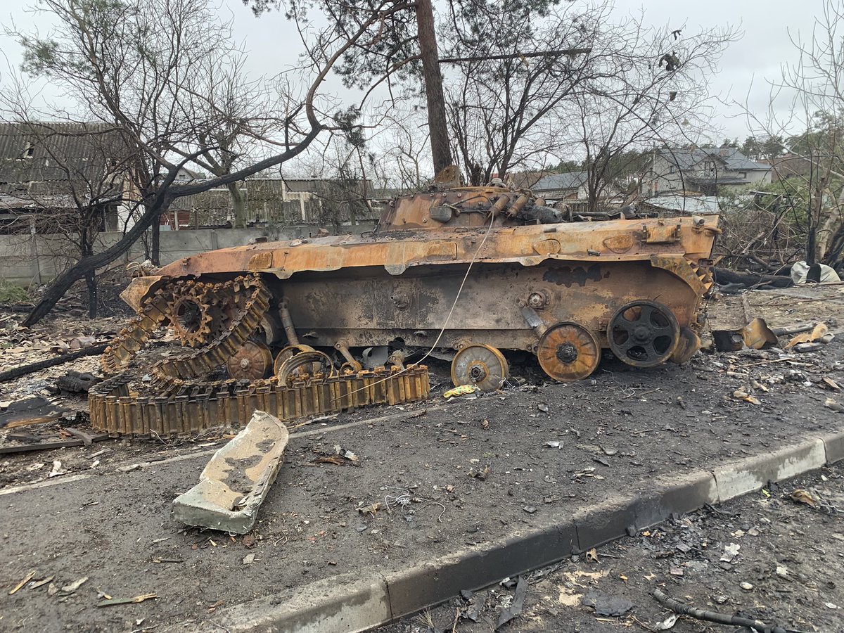 Знищений російський військовий конвой біля села Дмитрівка під Ірпінем