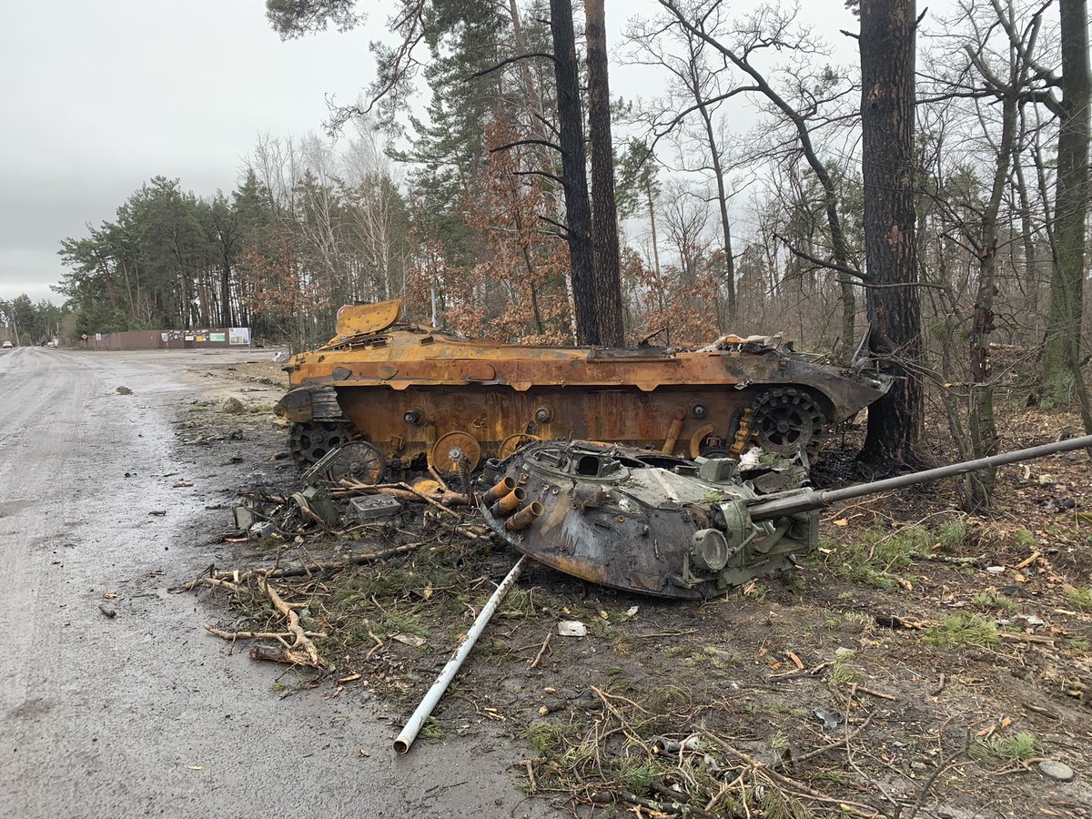 Знищений російський військовий конвой біля села Дмитрівка під Ірпінем