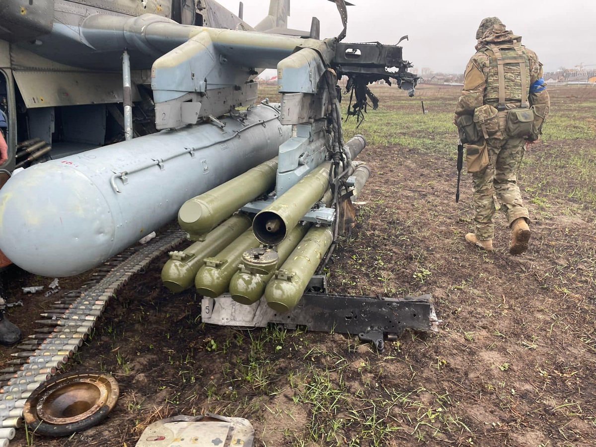 Украинские военные захватили вертолет Ка-52