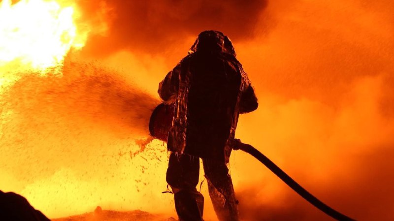 Strażacy gasili pożar po ponad 8-godzinnym uderzeniu rosyjskich rakiet w firmy naftowe w obwodzie dniepropietrowskim