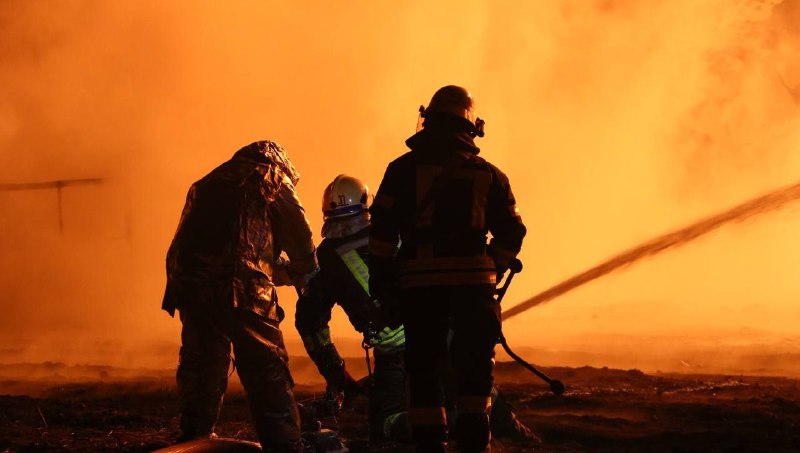 Strażacy gasili pożar po ponad 8-godzinnym uderzeniu rosyjskich rakiet w firmy naftowe w obwodzie dniepropietrowskim