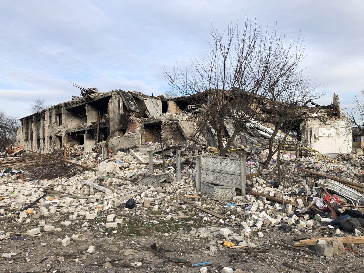 C'est le résultat du bombardement en tapis du village de Novoselovka près de Tchernihiv. Des maisons ont été détruites par des bombes aériennes russes au sol. De nombreux civils ont été tués