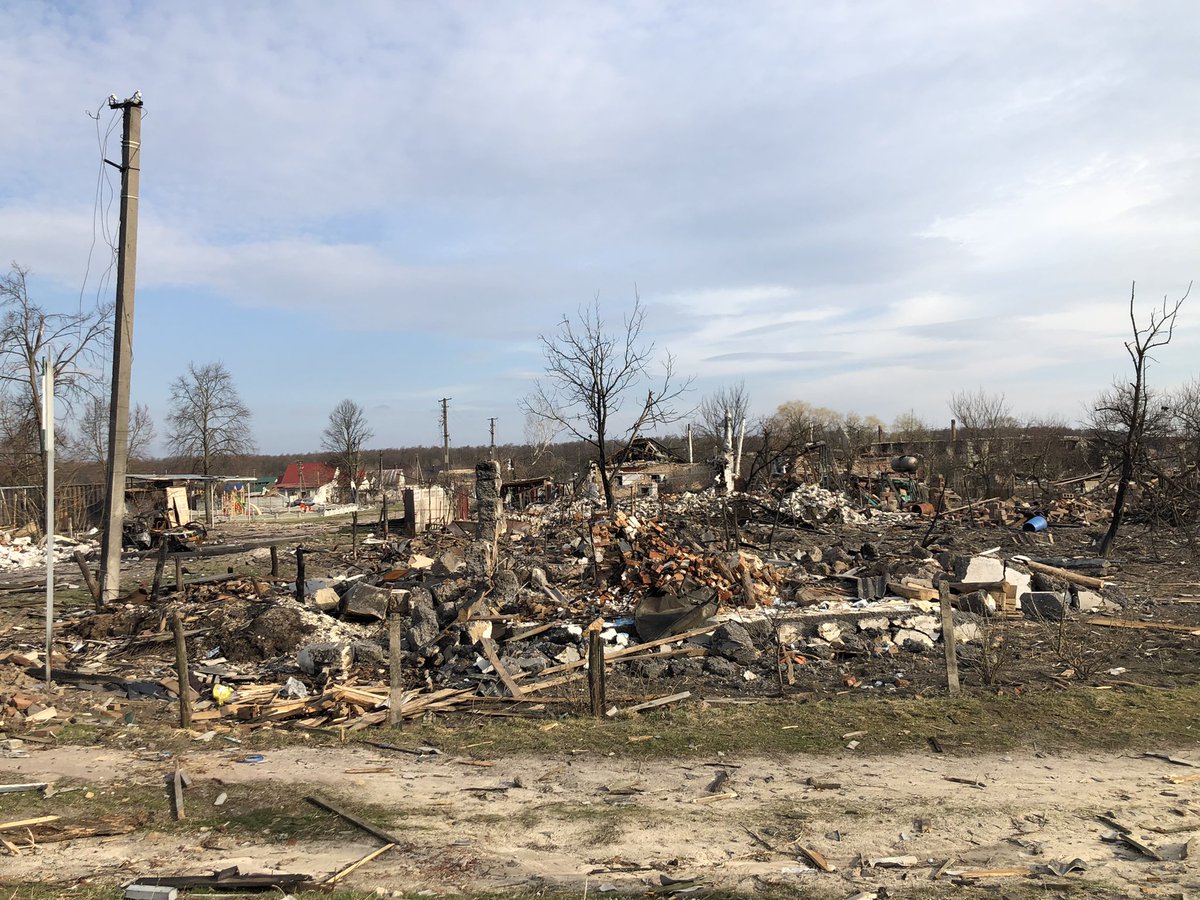 Aquests són els resultats del bombardeig de catifes al poble de Novoselovka, prop de Txernihiv. Les cases han estat destruïdes per bombes aèries russes a terra. Molts civils van ser assassinats