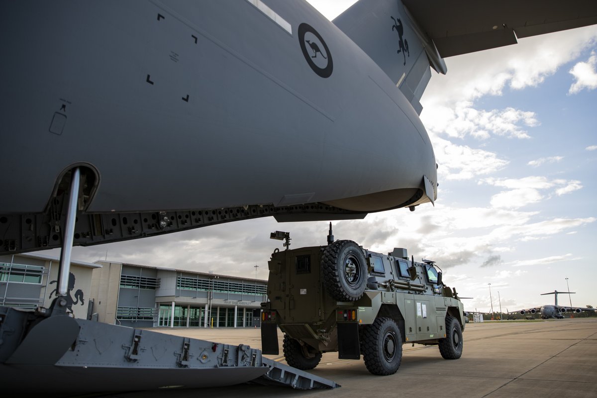 Bushmaster Protected Mobility Vehicles wurden heute zur Lieferung in die Ukraine auf eine C-17 auf der RAAF-Basis Amberley verladen. Die australische Regierung schenkt der ukrainischen Regierung 20 Bushmaster, darunter zwei Krankenwagen, um die Reaktion auf die illegale Aggression Russlands zu unterstützen