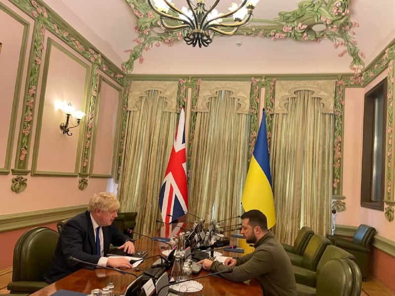 O primeiro-ministro Johnson se encontrou com o presidente Zelensky em Kyiv
