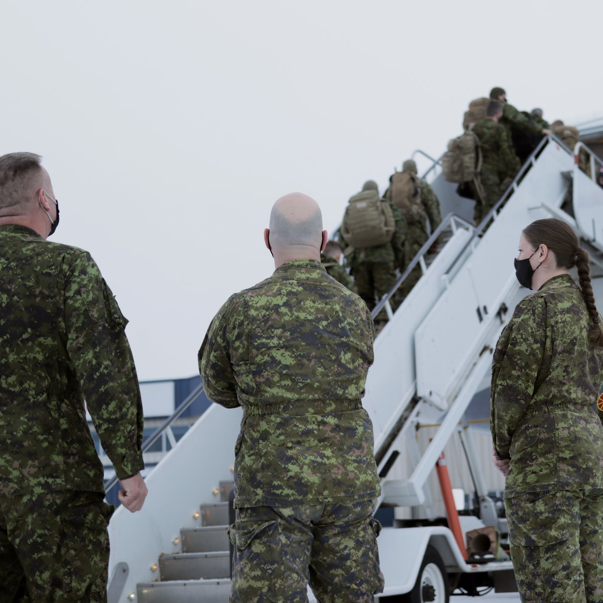 Dziś rano żołnierze @3CdnDiv3DivCA opuścili Edmonton, aby zapewnić wsparcie ukraińskim uchodźcom w Polsce. BZ wszystkim za ich zaangażowanie na rzecz praw człowieka i ochrony uchodźców.