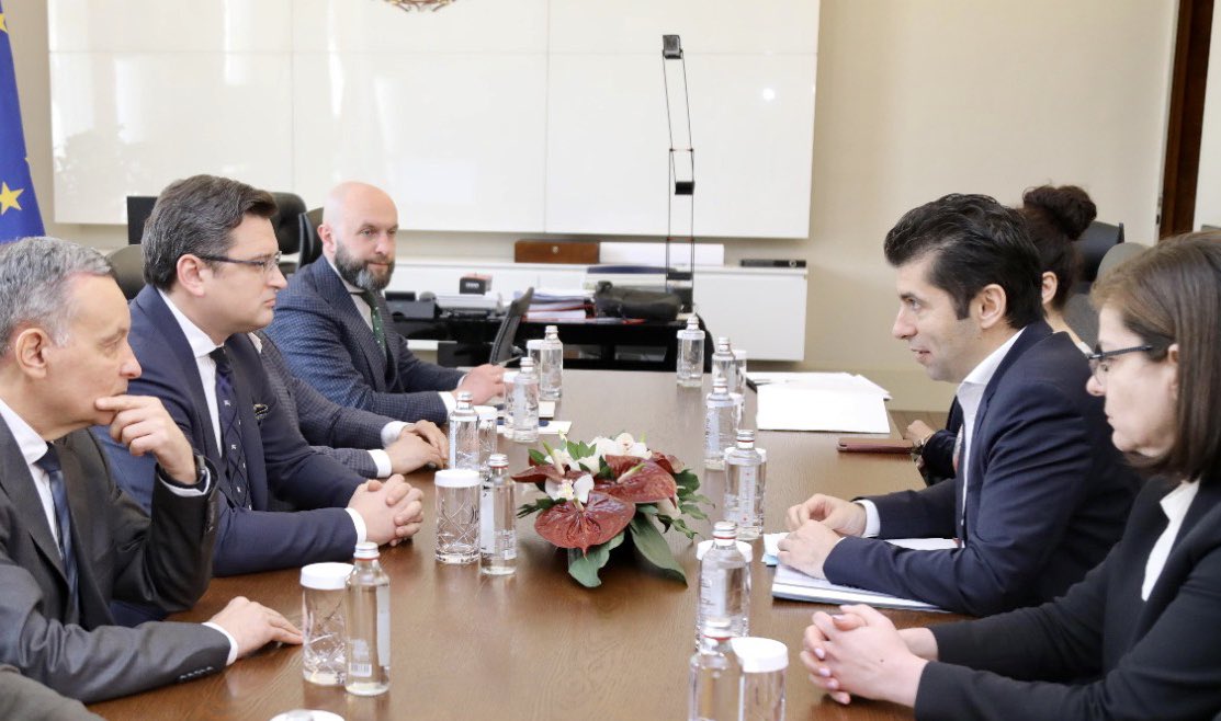 Dmytro Kuleba: Sobre la base de su diálogo activo con el presidente @ZelenskyyUa, el primer ministro @KirilPetkov me recibió en Sofía. Le agradecí por albergar refugiados ucranianos y por el firme apoyo político de Bulgaria dentro de la UE. También discutimos impulsar el comercio y el turismo después de la guerra.