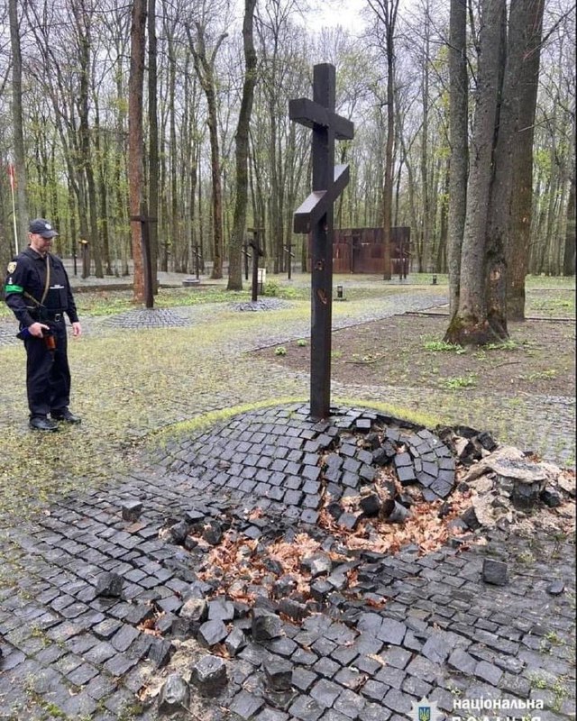 Russische Truppen beschossen den Friedhof der Opfer des Totalitarismus in Charkiw. 4302 polnische Offiziere und Zivilisten, 2000 Ukrainer und Juden, die vom NKWD hingerichtet wurden, wurden auf dem Gelände begraben