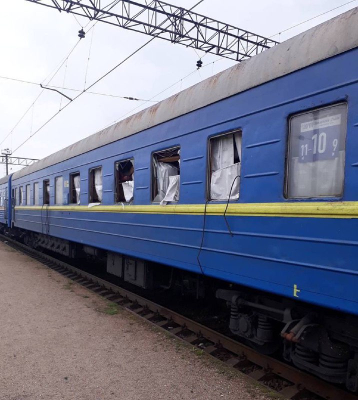 Trem de passageiros danificado como resultado de bombardeio russo em Zaporizhiye