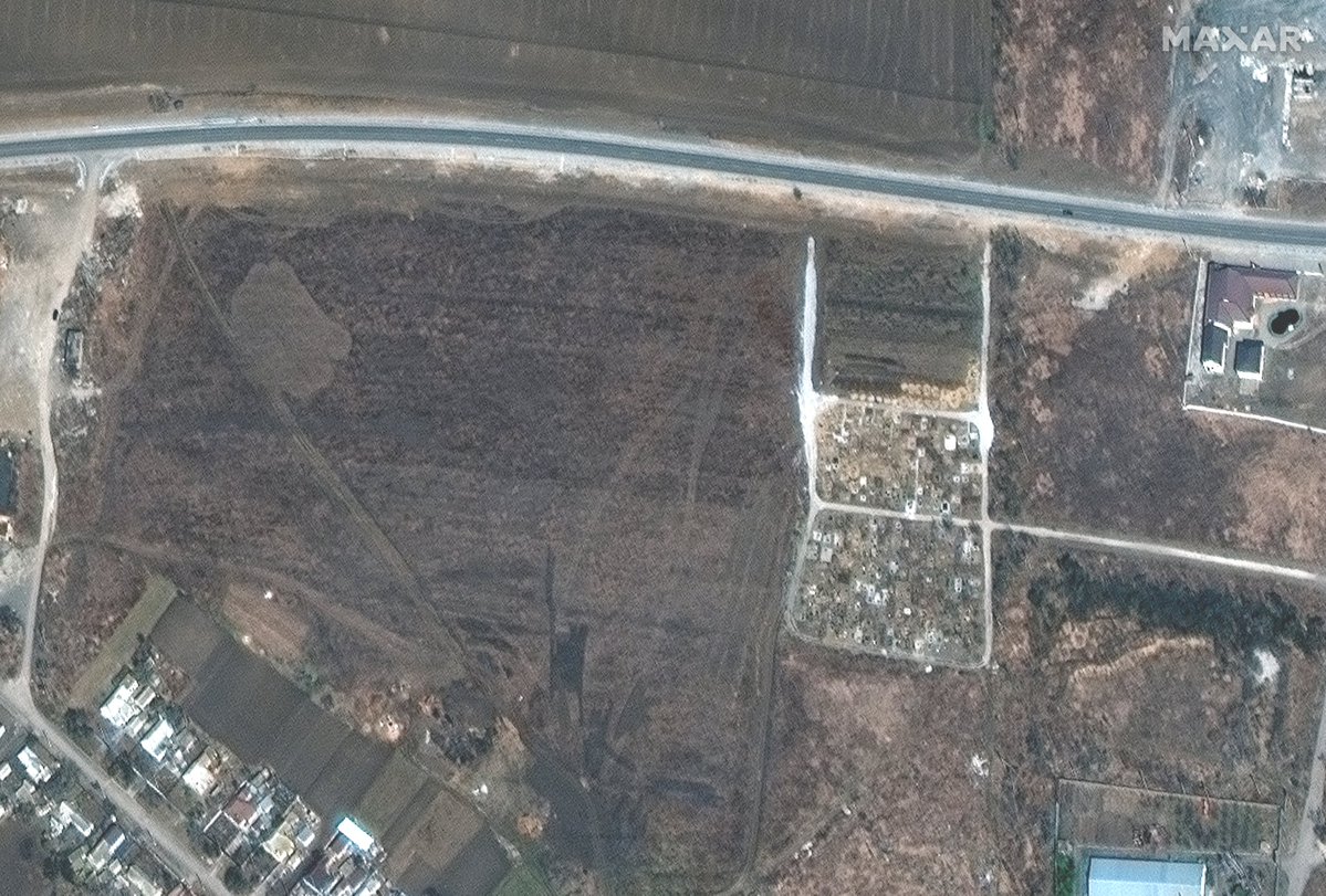 马里乌波尔官员今天说，他们在俄罗斯军队埋葬尸体的地方发现了一个万人坑。他们说这是企图隐藏战争罪行的证据。来自@Maxar 的图片似乎显示在 3 月 23 日至 4 月 3 日期间挖了大约 200 个新坟墓