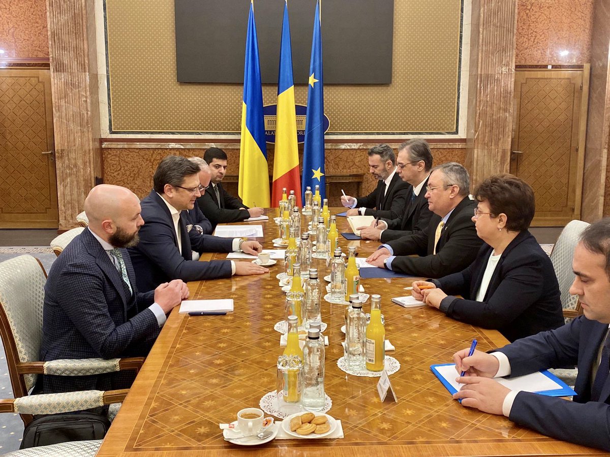 Dmytro Kuleba: Ο πρωθυπουργός της Ρουμανίας @NicolaeCiuca με δέχτηκε σήμερα στο Βουκουρέστι. Συζητήσαμε για την ανάπτυξη της συνεργασίας στο εμπόριο, την ενέργεια και τις υποδομές, επικεντρωθήκαμε σε τρόπους διαφοροποίησης των διαδρομών για τις ουκρανικές εξαγωγές. Ευγνώμων στη Ρουμανία για την υποστήριξη της Ουκρανίας και την υποδοχή των Ουκρανών προσφύγων