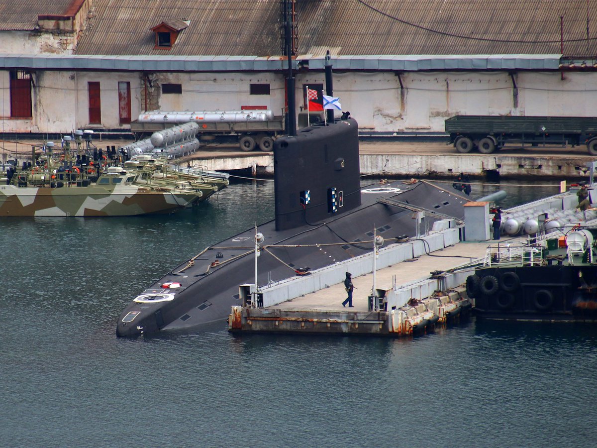 俄罗斯潜艇 - 黑海舰队的大诺夫哥罗德。在塞瓦斯托波尔装载看起来像导弹的东西