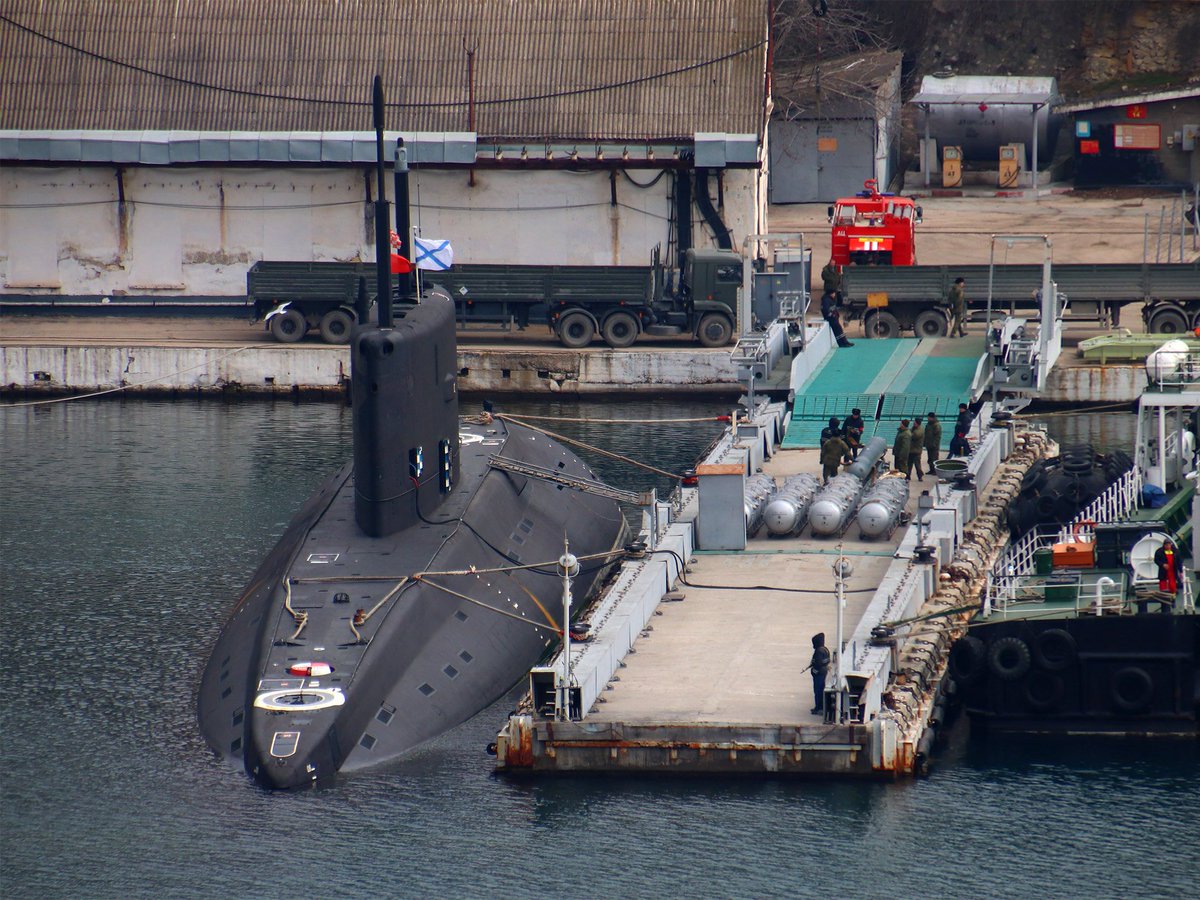 Russische onderzeeër - Veliky Novgorod van de Zwarte Zeevloot. Laden van wat lijkt op raketten in Sebastopol