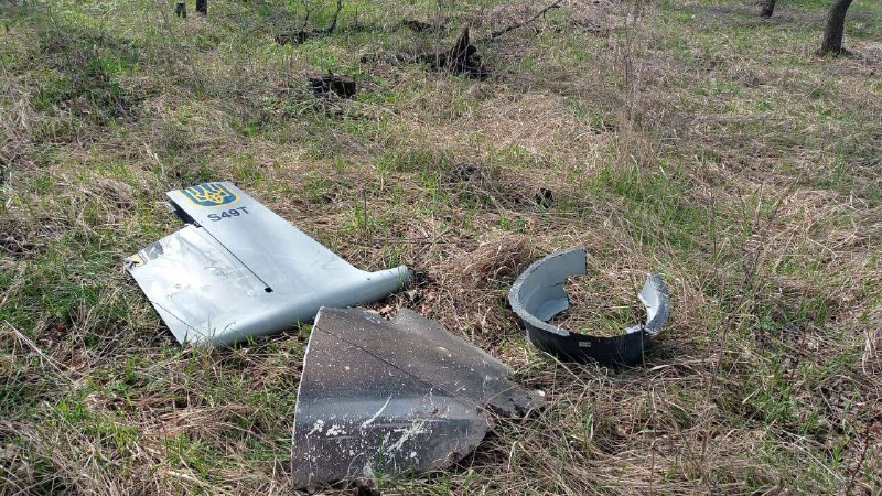 A mídia russa publicou imagens de partes de drones Bayraktar, alegando que 2 foram abatidos sobre a vila de Borovskoe, na região de Kursk. Impossível verificar a localização ou hora das imagens