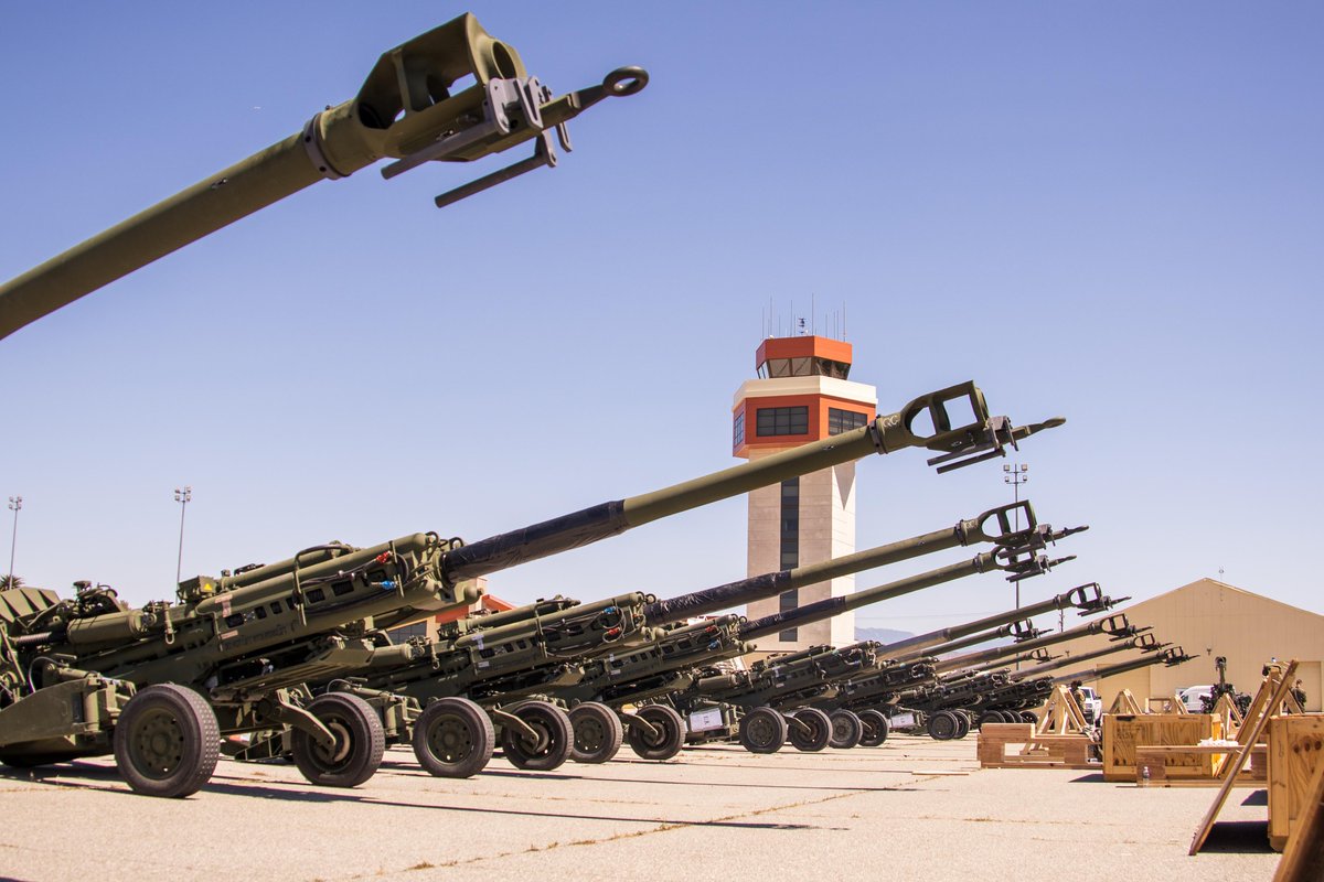 .@USMC M777 rebocados obuses de 155 mm com destino à Ucrânia são carregados em uma aeronave @USAirForce C-17 Globemaster III em @March_ARB