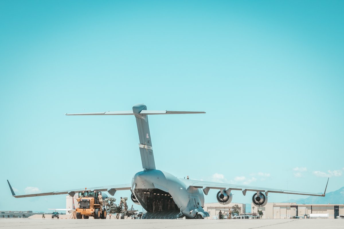 .@USMC M777 rebocados obuses de 155 mm com destino à Ucrânia são carregados em uma aeronave @USAirForce C-17 Globemaster III em @March_ARB