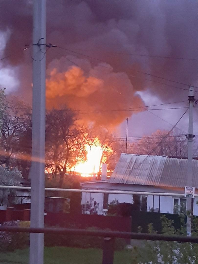 Oliedepot staat in brand in de wijk Kirovsky van Donetsk