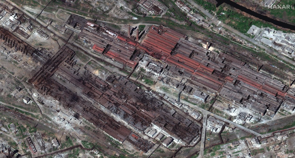 Această imagine din satelit în afara nadirului, capturată de WorldView-3 de la @Maxar, arată distrugerea totală la uzina de oțel Azovstal din Mariupol. Prima imagine arată imaginea de ansamblu a plantei, a doua imagine puțin mai aproape și cea mai apropiată vedere a unei părți a site-ului este a treia imagine