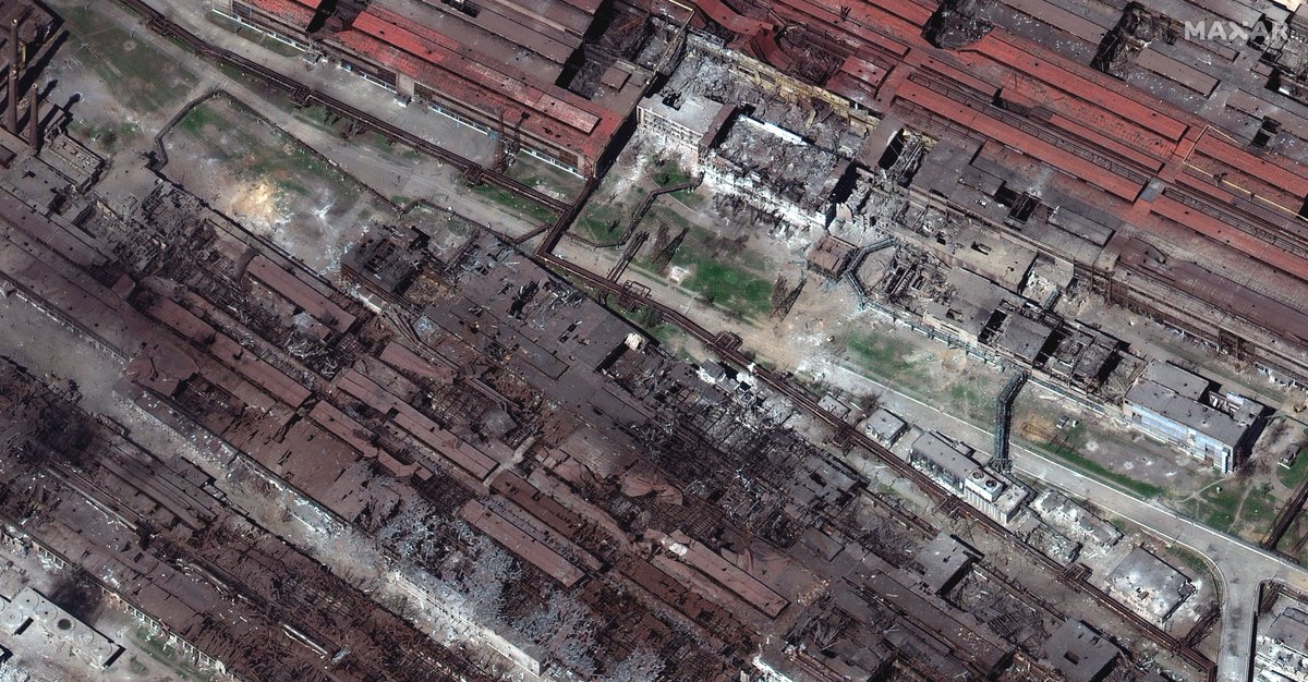 Această imagine din satelit în afara nadirului, capturată de WorldView-3 de la @Maxar, arată distrugerea totală la uzina de oțel Azovstal din Mariupol. Prima imagine arată imaginea de ansamblu a plantei, a doua imagine puțin mai aproape și cea mai apropiată vedere a unei părți a site-ului este a treia imagine