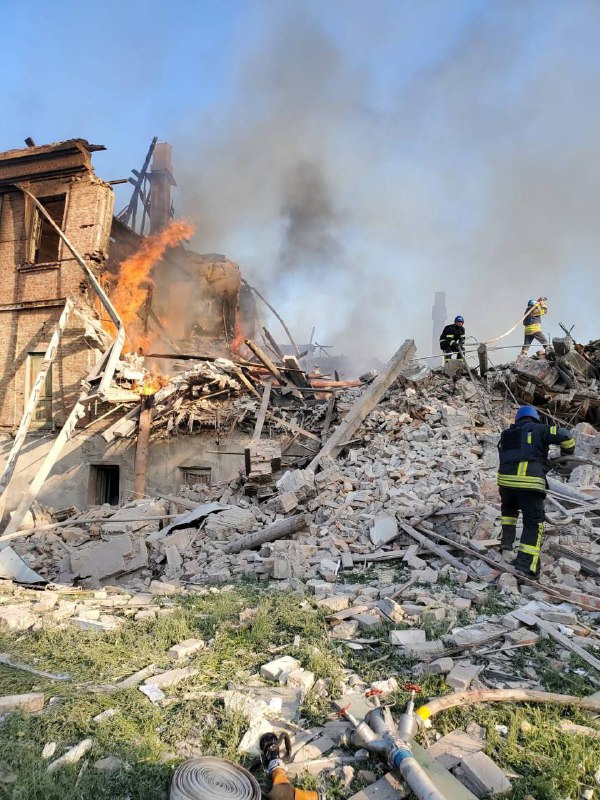 Aviația rusă a bombardat o școală, care găzduiește un adăpost pentru civili, în Bilohorivka din regiunea Lugansk