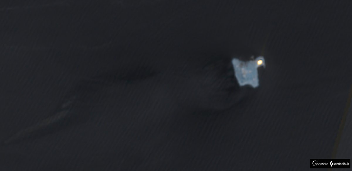 Današnji pogled na Zmijski otok - svijetla točka na istočnom vrhu je požar, vjerojatno rezultat ukrajinskog udara. SWIR slika snimljena satelitom Sentinel2 u 09:07 UTC