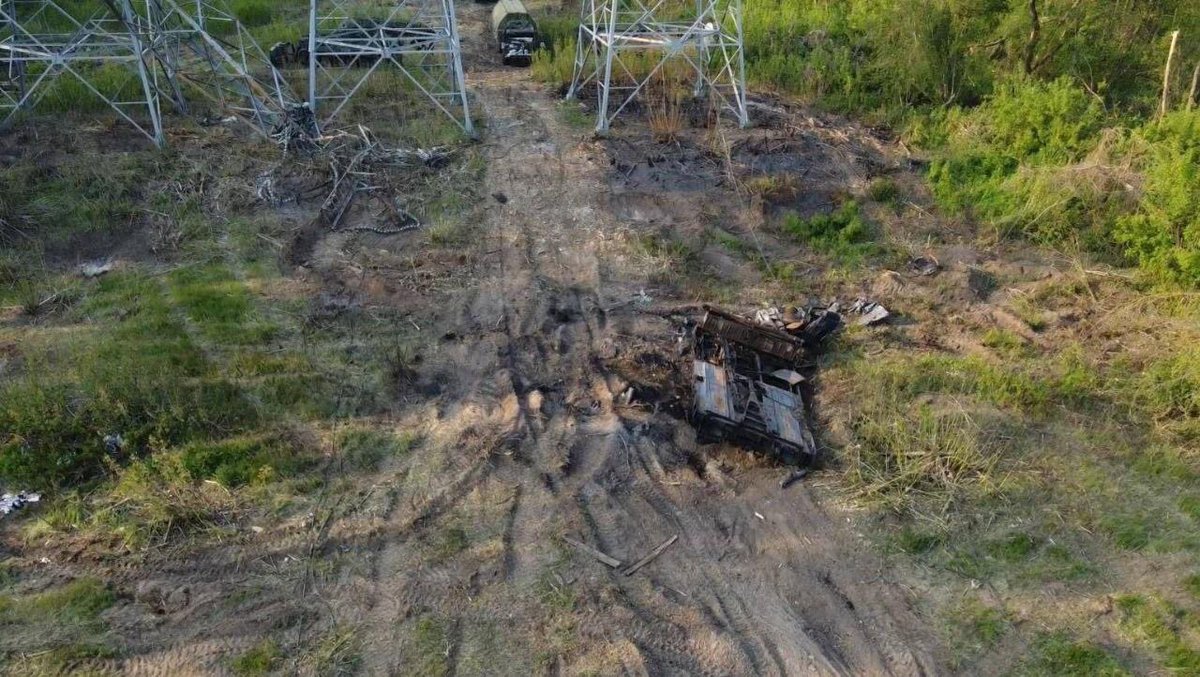 Ukraina: Ukrainos pajėgos sužlugdė ir sunaikino Rusijos bandymą pasiekti tiltą Luhansko srityje. Sugadinti / užfiksuoti trys plūduriuojantys tiltai PP-2005, kovos inžinerijos mašina IMR-2, vikšrinė amfibijos transporto priemonė PTS-3, tilto sluoksnis TMM-3 ir BMP-2M