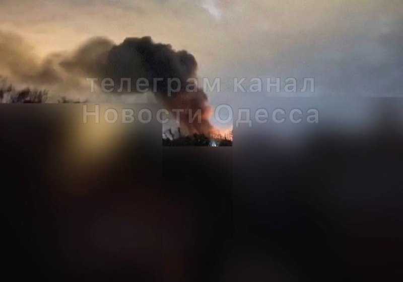 حداقل 7 حمله موشکی در اودسا، گزارش شده که یکی از مراکز خرید شهر در آتش سوخت