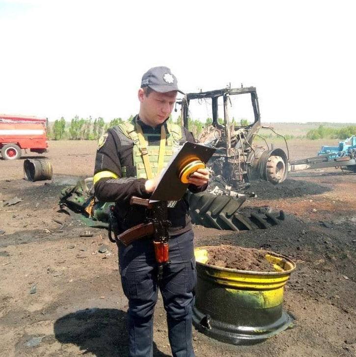 Un misil ruso golpeó un tractor en el campo en la región de Kharkiv