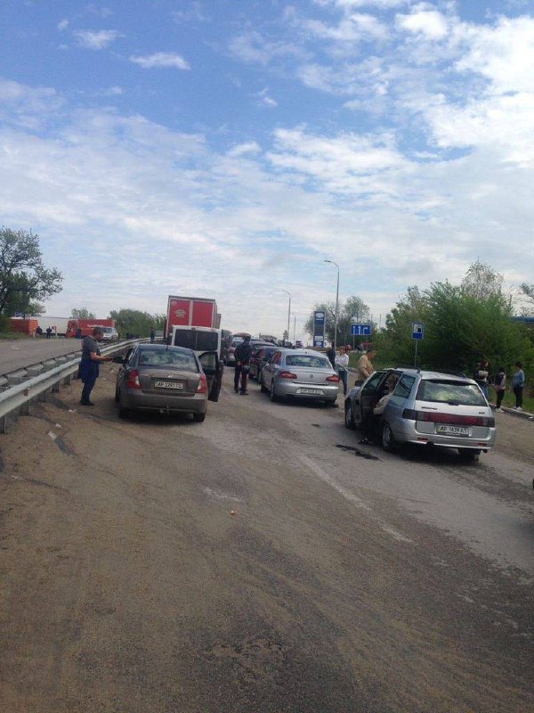 Mariupol. Evakuierung. Die Kolonne der Autos mit den Einwohnern von Mariupol (500 bis 1000 Autos) wartete mehr als drei Tage auf den Pass, schließlich wurde nach Saporischschja gelassen