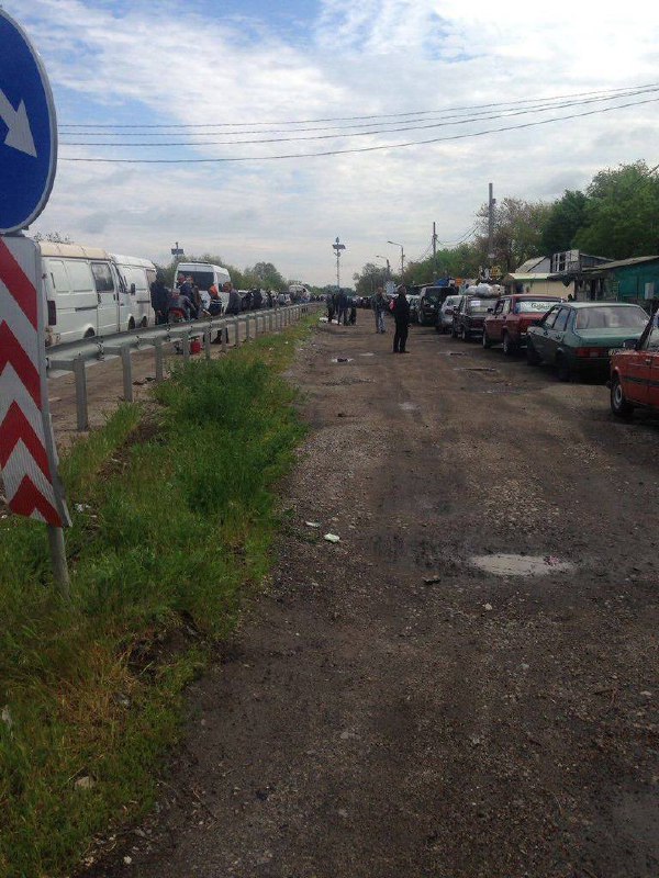 Mariupol. Evakuierung. Die Kolonne der Autos mit den Einwohnern von Mariupol (500 bis 1000 Autos) wartete mehr als drei Tage auf den Pass, schließlich wurde nach Saporischschja gelassen