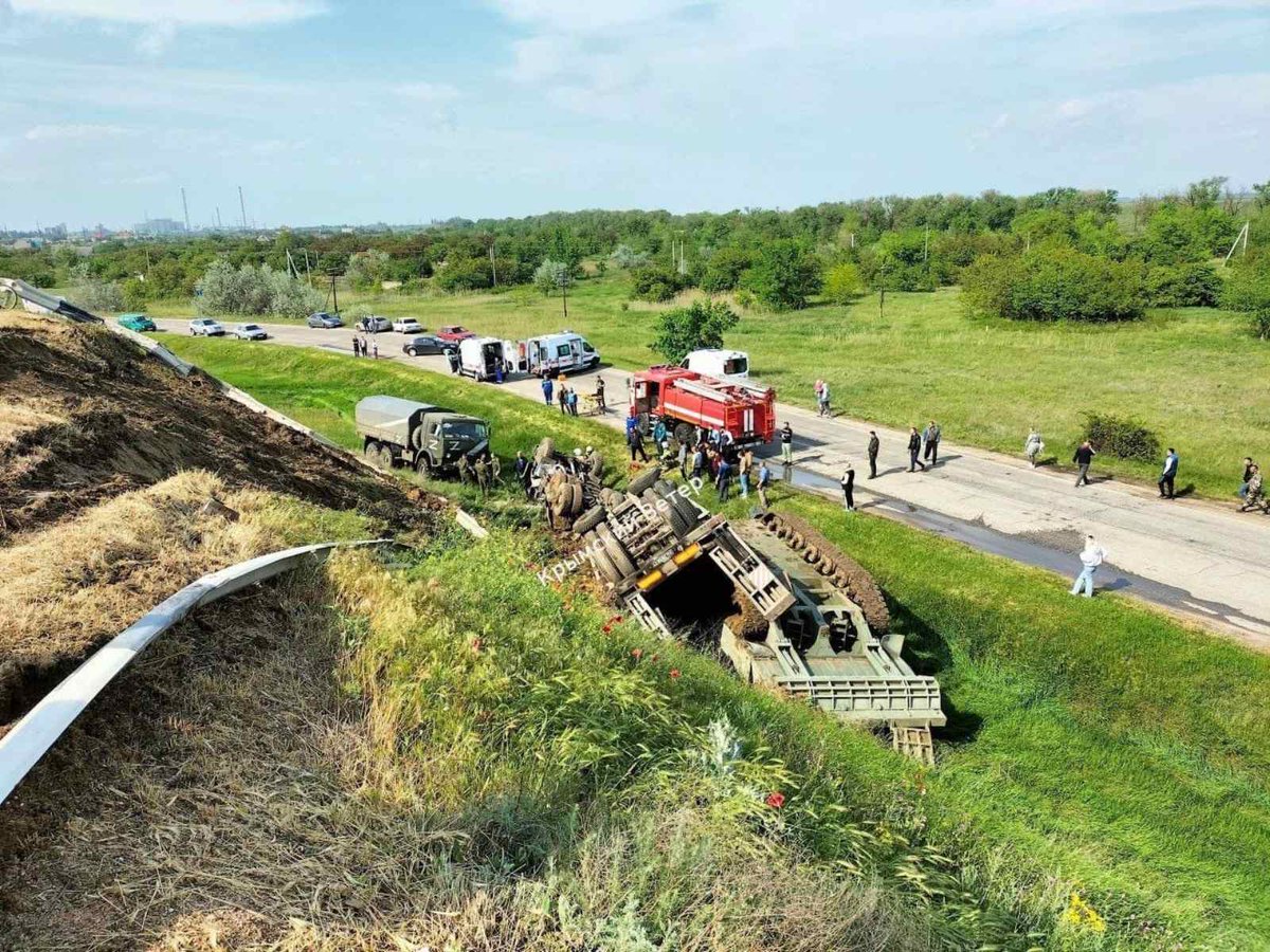 У Північному Криму внаслідок перекидання причепа з танком постраждали 2 людини