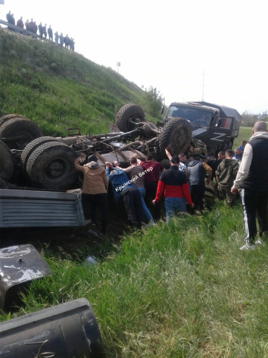 Двое ранены при перевороте прицепа с танком в Северном Крыму